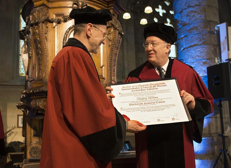 Prof. Dr. Gerhard Weiss überreicht Prof. Wolfgang Wahlster die Ehrendoktorurkunde in der Sint Janskerk Kirche, Maastricht