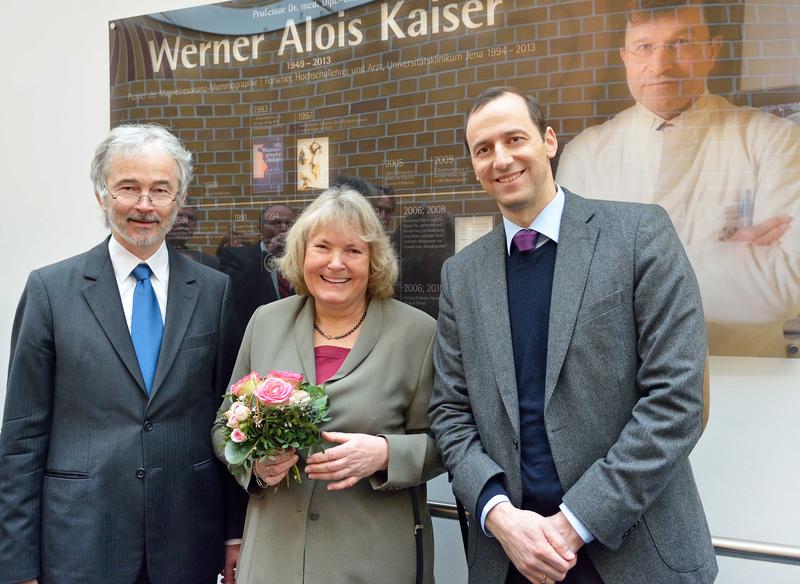 Prof. Dr. Klaus Benndorf, Wissenschaftlicher Vorstand des UKJ, Ursula Kaiser, Witwe des 2013 verstorbenen Prof. Werner Kaiser, und Prof. Dr. Ulf Teichgräber, Direktor der Radiologie am UKJ (v.l.).