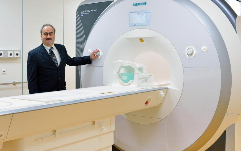 Prof. Dr. Jürgen Reichenbach bei der Inbetriebnahme des neu aufgerüsteten Forschungs-MRT. Das Gerät ermöglicht u.a. eine exaktere Darstellung der Nervenbahnen im Gehirn. 