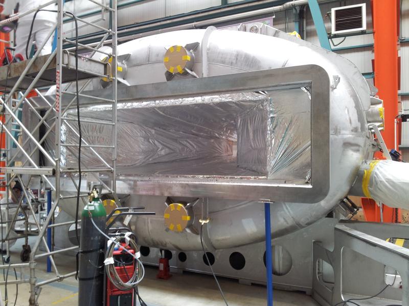 In the French Technology Research Center CEA the superconducting coils of GLAD were inserted into the cryostat, with which the magnet can be cooled to 4.5 Kelvin.