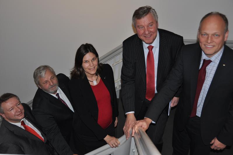 Vorstand der Sparkassenstiftung Wolfgang Pötschke (2.v.r.), Titus Jochen Heldt (r.) und Frank Schumacher (l.) sowie FH-Präsidentin Dr. Muriel Helbig und Vize Prof. Dr. Joachim Litz