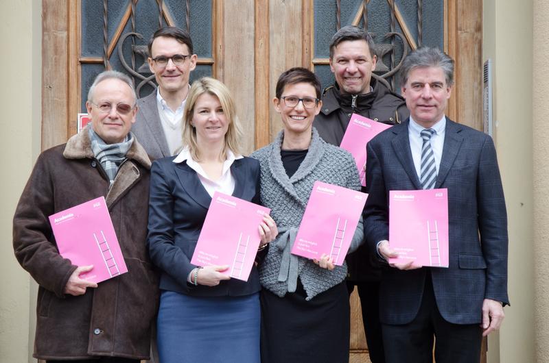 Sie stellten das neue Wissensmagazin vor, im Bild v.l.n.r.: Werner Stuflesser, Günther Mathà, Vicky Rabensteiner, Sigrid Hechensteiner, Stephan Ortner, Prof. Konrad Bergmeister.