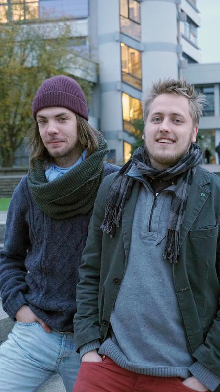 An Texten von Jugendlichen sieht eine Gesellschaft, was diese junge Generation beschäftigt, sagt Tilman Döring (mit Moritz Wiggers, li), der an der Hildesheimer Uni Kreatives Schreiben studiert.