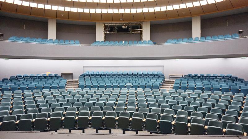 Audimax der Universität Hildesheim: Größter Uni-Hörsaal, hier noch im leeren Zustand.