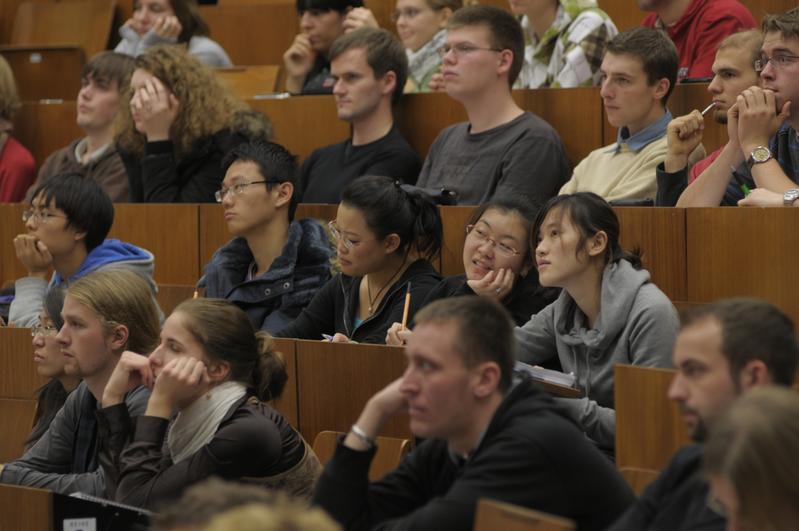 Der Anteil ausländischer Studierender an der Universität Göttingen liegt derzeit bei 12,2 Prozent, der des ausländischen akademischen Personals bei 11 Prozent.