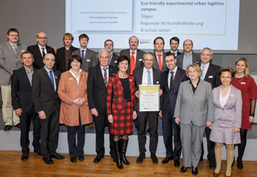 Landrat Dr. Christoph Schnaudigel (mit Urkunde) nahm die Prämierung der TRK von Wirtschaftsminister Dr. Nils Schmid (rechts daneben) entgegen