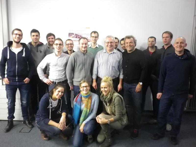 Die MBA-Studierenden mit Dr. Christian Becker (4.v.r.) und Dr. Walter Ruda (7.v.r.)  