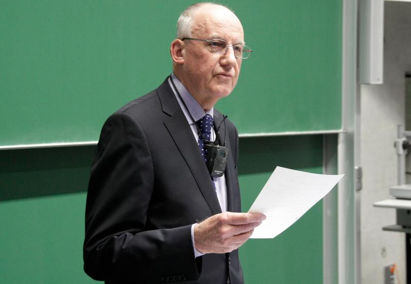 Vierter Honorarprofessor der OTH Regensburg: Dr. Alexander Thomas bei seiner Antrittsvorlesung zum Thema „Internationale Handlungskompetenz für berufliche Auslandseinsätze“. 
