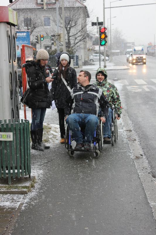 Studierende suchen ihren Weg durch die Stadt