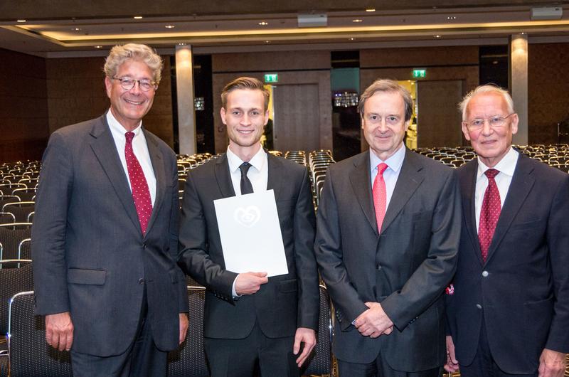 Von links: Prof. Dr. Udo. Sechtem, DSHF; Moritz Stadelmaier, Preisträger; Prof. Dr. Christian Hamm, DGK; Hellmut Oelert, DSHF.