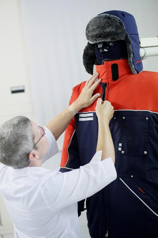 Die Wärmeisolation von Kleidungsstücken wird u. a. mit Hilfe der thermischen Gliederpuppe „Charlie“ ermittelt.