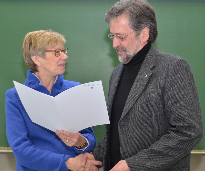 FH-Präsidentin Prof. Dr. Ute von Lojewski zeichnet Prof. Dr. Klaus Niederdrenk, ehemaliger Rektor der FH Münster, mit der Würde eines Ehrensenators aus.  