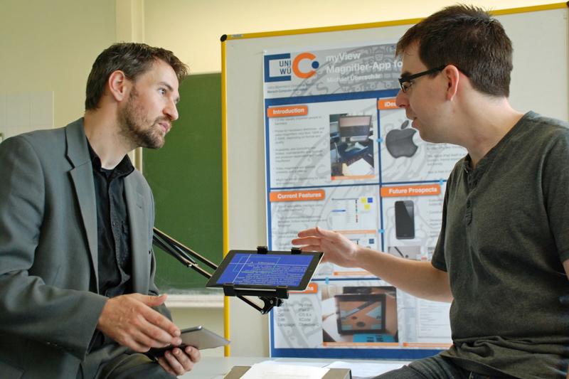 Enrico Göbel vom BFW Würzburg (links) und Michael Überschär aus dem Studiengang Mensch-Computer-Systeme entwickelten die Vergrößerungs-App Yris, die Sehbehinderte über das iPad nutzen können.