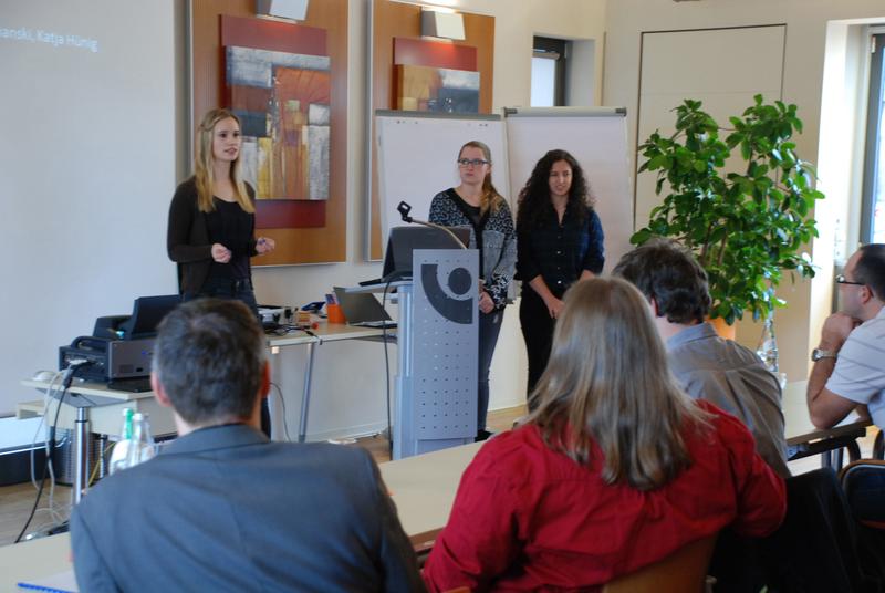 Die Studentinnen Miriam Hosak, Elisabeth Tsechanski und Katja Hünig (von links) diskutieren im Berufsförderungswerk Würzburg mit blinden Menschen über die Ergebnisse ihrer Projektarbeiten.