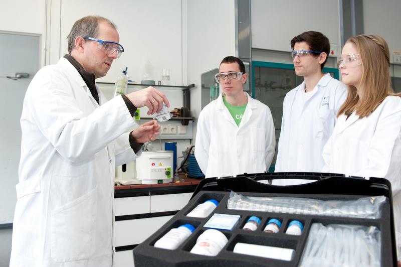  Prof. Ulrich Ziener (links) hat den Nanotechnologie-Koffer mit weiteren Chemikern und Lehramtsstudierenden entwickelt 
