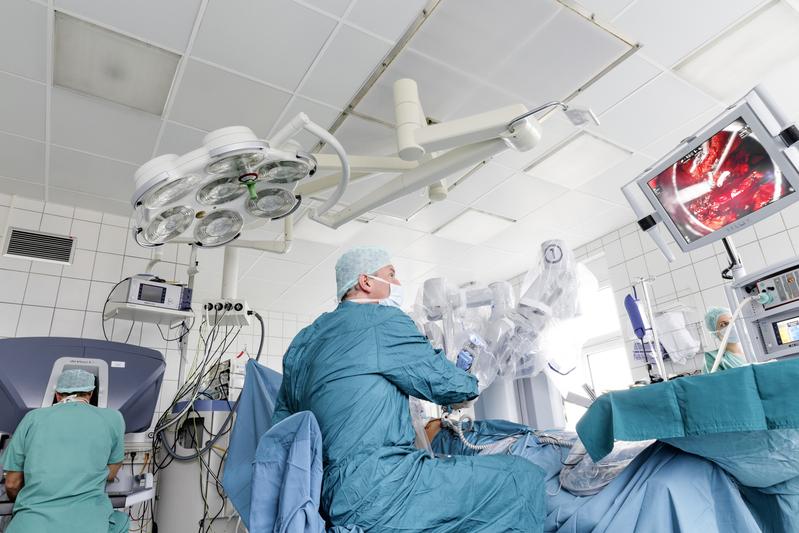 Zum 500. Mal haben Experten in der Klinik für Urologie am Universitätsklinikum Jena (UKJ) einen Eingriff mit Hilfe des DaVinci-Si-Operationsroboters vorgenommen. 