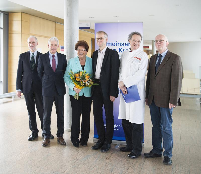 Freuen sich über die Re-Zertifizierung des CCC Mainfranken: Prof. Christoph Reiners, Gerd Nettekoven, Barbara Stamm, Prof. Martin Eilers, Prof. Ralf Bargou sowie Prof. Wolfgang Scheppach (v. l.).
