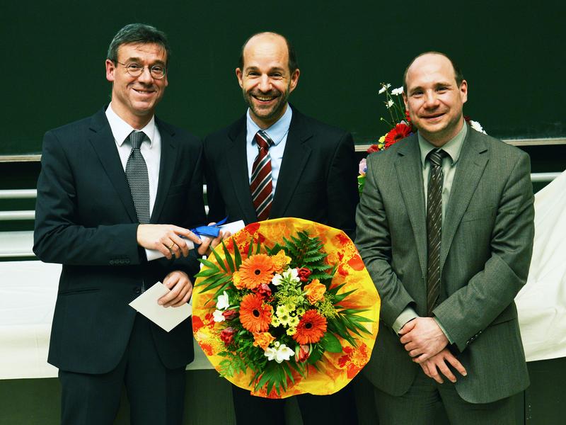 Kai-Olaf M. Hinrichsen, Christian Hertweck, und Michael Groll (v.l.), bei der Verleihung der Wilhelm Manchot-Forschungsprofessur 2014 an der Technischen Universität München