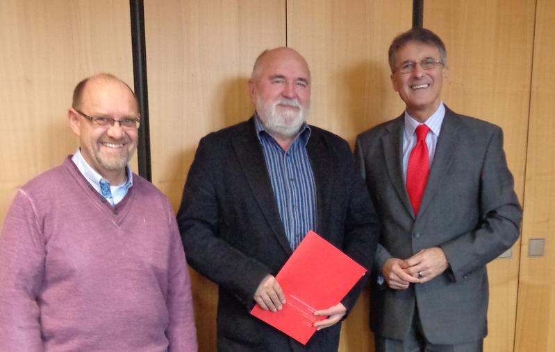 v.r.n.l.: Hon.-Prof. Dr. h. c. Rolf Pfrengle/TU  Bratislava, IFW Dresden, Prof. Dr. Oliver Moravcik, TU Bratislava, Prof. Dr. Jürgen Eckert, IFW Dresden