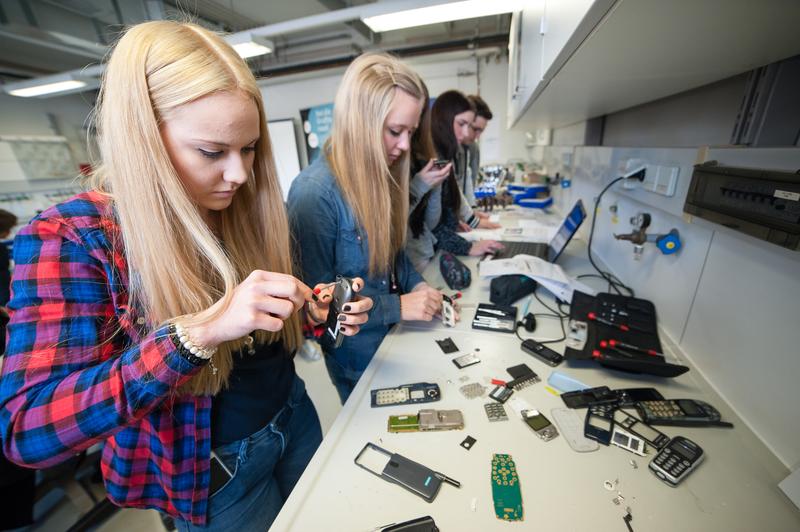 Schülerinnen der Gemeinschaftsschule Kleinblittersdorf nehmen im Schülerlabor für Materialwissenschaft (SAM) Handys auseinander.