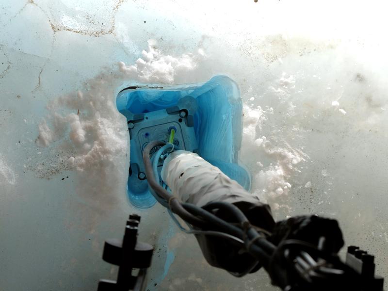 IceMole bahnt sich seinen Weg durch das Eis in Richtung Brine.