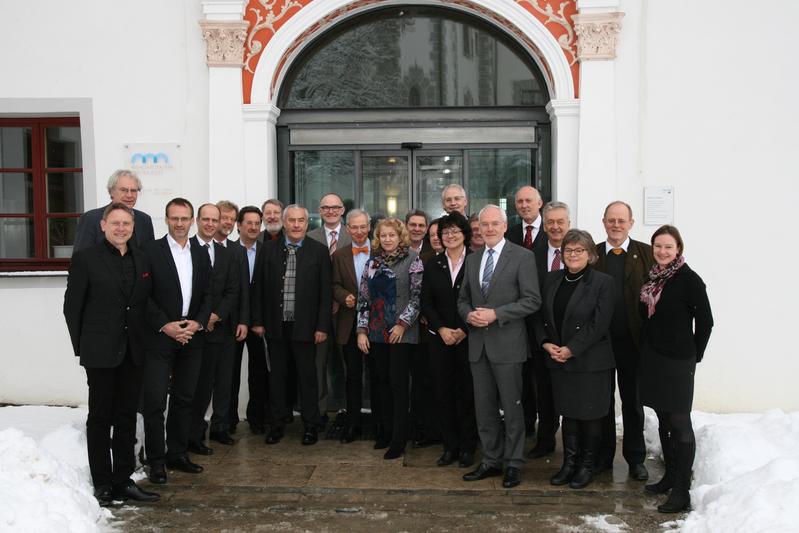 Staatsminister Dr. Ludwig Spaenle (8. von links) sprach auf der Winterklausur von Hochschule Bayern e.V. im Hochschulzentrum Vöhlinschloss mit den Präsidentinnen und Präsidenten der bayerischen HAW.