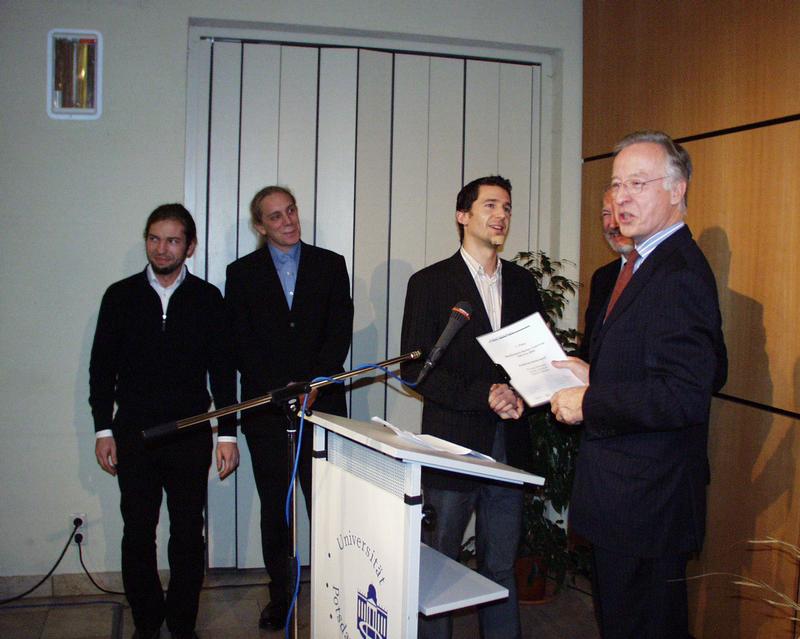 Jacek Jonczyk, Simon Staiger und Tomas Sommer (v.l.) erhielten den 1. Preis von Prof. Dr. Bernd Stecher (Siemens AG).