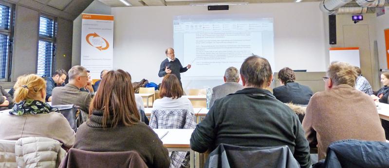 Professor Gunter Adams begrüßte rund vierzig Teilnehmer in der FHWS.  