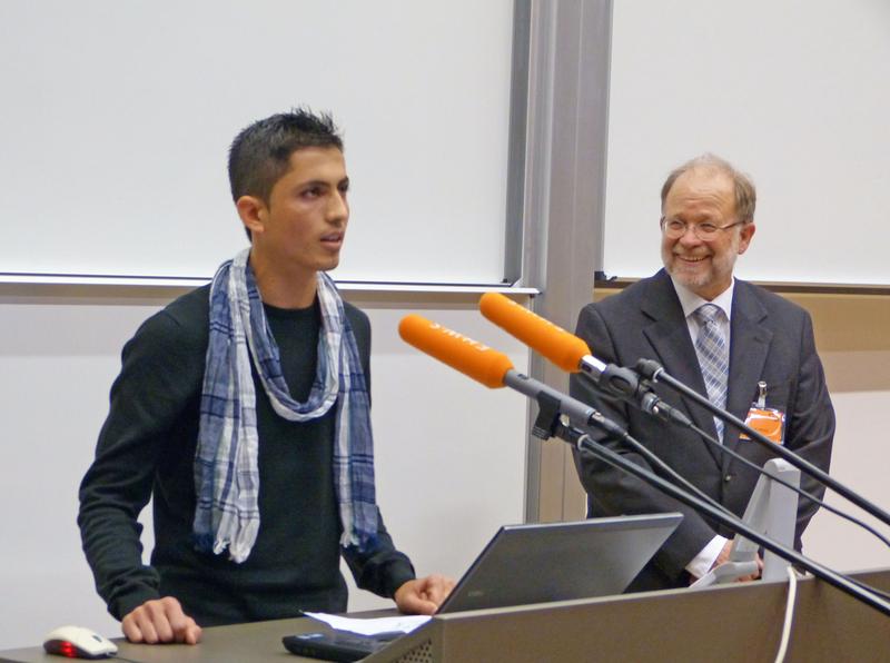Der unbegleitete minderjährige Flüchtling Imran Mohamadi und Professor Gunter Adams im Oktober 2014 in der FHWS. 