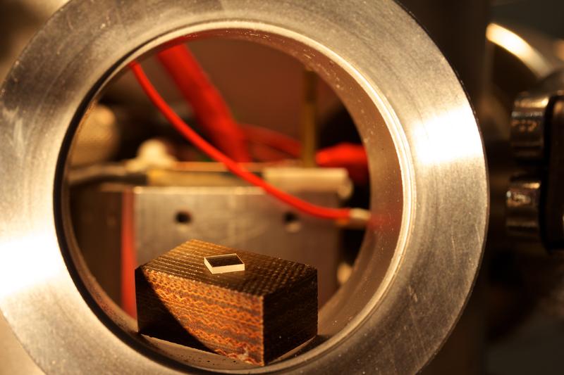 Ein SrTiO3 Einkristall in der pyroelektrischen Messkammer.