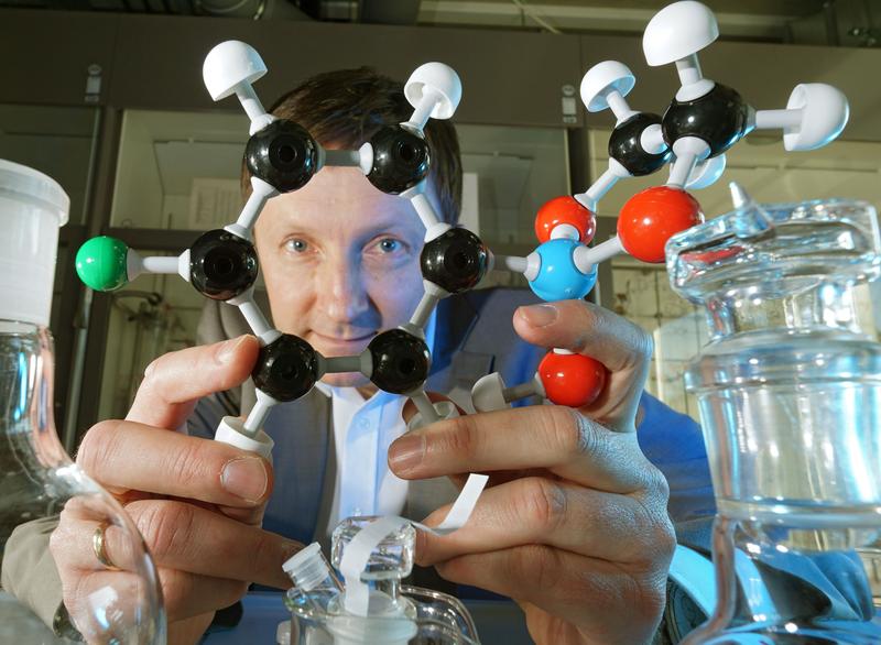 Jun.-Prof. Dr. Alexander Schiller von der Uni Jena mit dem Modell eines Zuckermoleküls. Der Chemiker wird von der Deutschen Forschungsgemeinschaft mit einem Heisenberg-Stipendium gefördert.