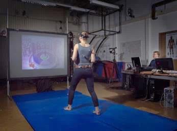 Exergame-Training „Light Race“ mit der XBOX Kinect, Quelle: Hertie-Institut für klinische Hirnforschung (HIH). Das Bild können Sie unter <stroehlein@medizinkommunikation.org> anfordern.