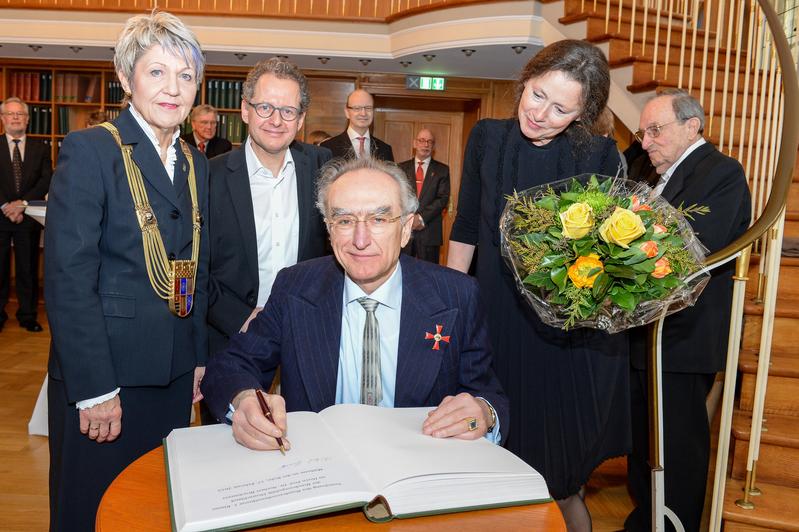 Verleihung des Bundesverdienstkreuzes 1. Klasse der Bundesrepublik Deutschland an Prof. Dr. Nobert Brockmeyer (sitzend) durch Oberbürgermeisterin Dagmar Mühlenfeld (links) im Historischen Rathaus