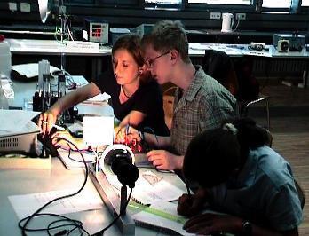 Drei Tage lang die Möglichkeit selbstständig zu experimentieren bietet das Schülerpraktikum des Augsburger Physik-Instituts