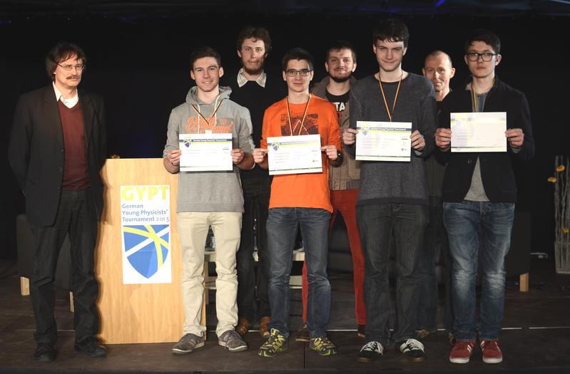 Vorn: Prof. Dr. Jürgen Köhler, Felix Sommer und Fabian Eller, Jonas Landgraf und Roman Spies; hinten: Simeon Völkel (Mentor) und Robin Maretzki (Betreuer), Studiendirektor Klaus Märker, jeweils v.l.