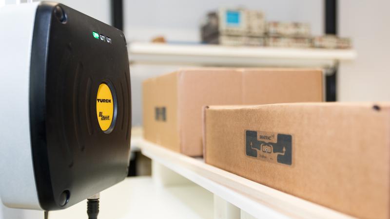 Um Bauteile zu identifizieren, setzen die Forscher  zehn Zentimeter kleine "Tags" ein, deren Identifikationsnummern per Funk durch RFID-Reader ausgelesen werden können.