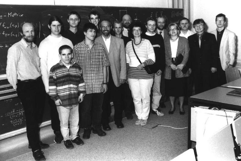 Im nächsten Jahr soll der Kreis größer sein: die Teilnehmer des ersten Augsburger Facharbeitentags Mathematik. Bild: Fotostelle UA