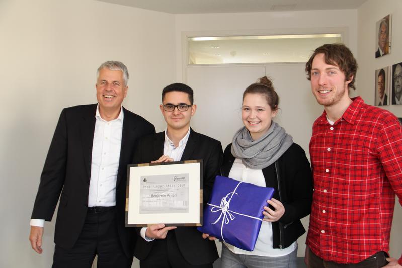 v.l.: Jan Peter Nonnenkamp (UW/H-Kanzler), Benjamin Ansari (Stipendiat), Lotta Westphal und Till Witzleben (beide SG)