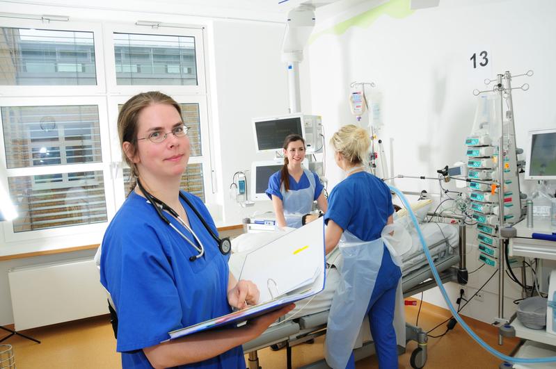 Annegret Scholz ist eines der vielen Gesichter der Unimedizin. Die junge Ärztin arbeitet in der Klinik für Anästhesie und Intensivmedizin.