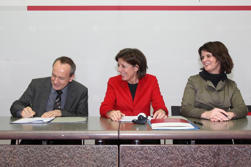 Hochschulpräsident Prof. Dr. Konrad Wolf bei der Unterzeichnung der Zielvereinbarungen mit Ministerpräsidentin Malu Dreyer (Mitte) und Wissenschaftsministerin Vera Reiß (rechts)