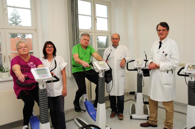 Prof. Stephan B. Felix (re.) und Prof. Marcus Dörr (2.v.re.) beim kontrollierten Training im Greifswalder Untersuchungs- und Trainingszentrum.