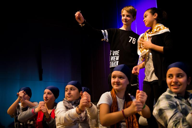 Hier wird aus dem Serail entführt: Sieben der insgesamt 14 jungen Schauspielerinnen und Schauspieler bei einer Probe im Zentrum für Kunst und Musik der Universität Augsburg.