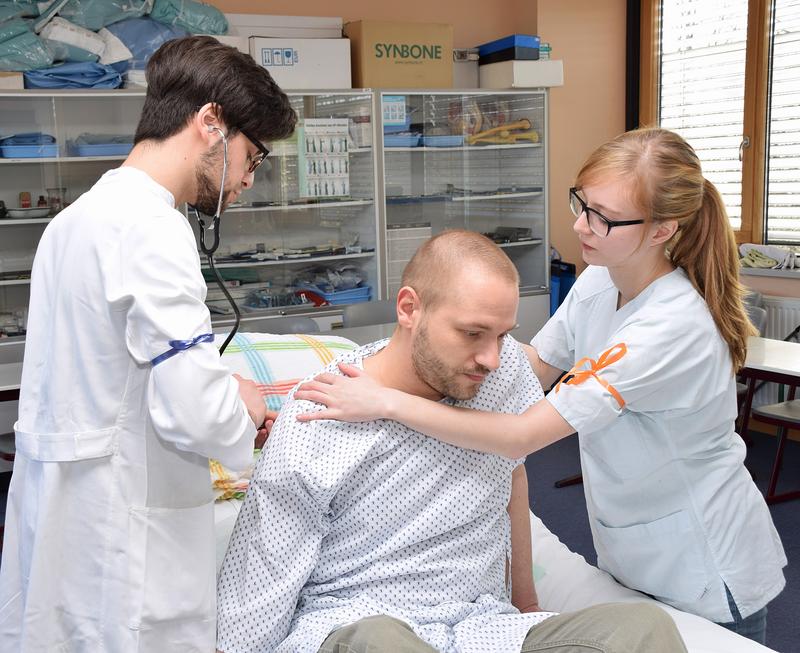 Pflegeschüler, angehende Physiotherapeuten und Medizinstudenten trainieren in einem interprofessionellen Lehrprojekt am Uniklinikum Jena die Zusammenarbeit im klinischen Alltag.