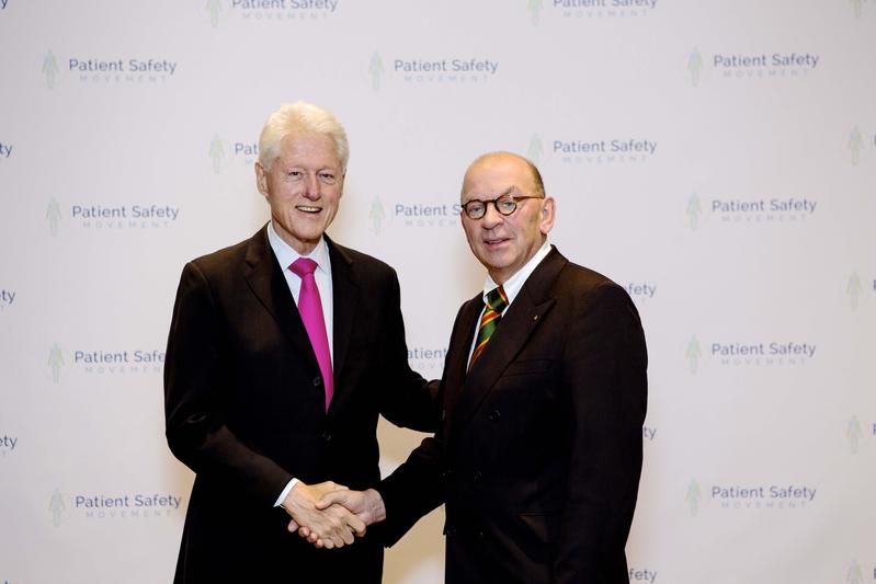 Prof. Dr. Dr. h.c. Hugo Van Aken (r.) mit Bill Clinton beim „Patient Safety Mo-vement“ Kongress in Irvine, Kalifornien.