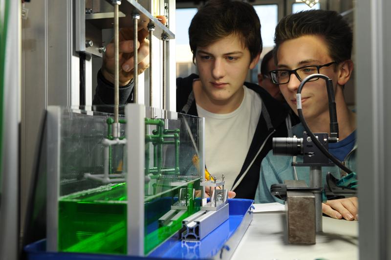 Schüler integrieren ihr Seifenblasenexperiment in die Fallkapsel