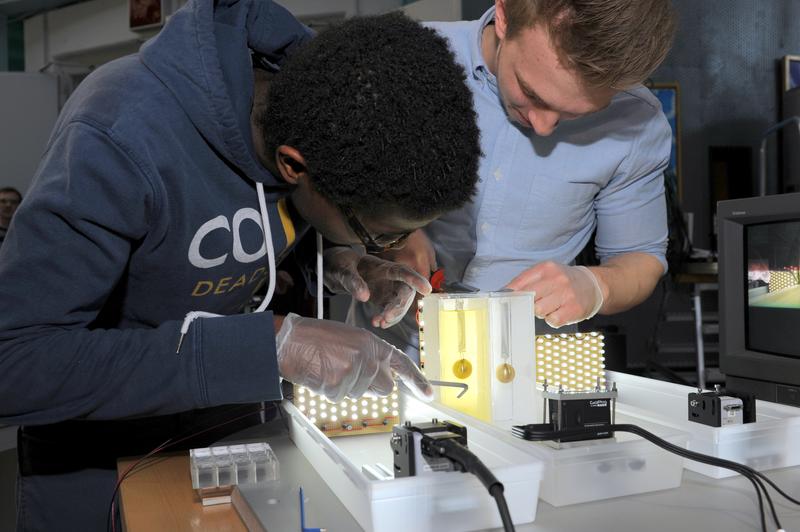 Schüler der International School Bremen bei der Vorbereitung ihres Pendelexperiments