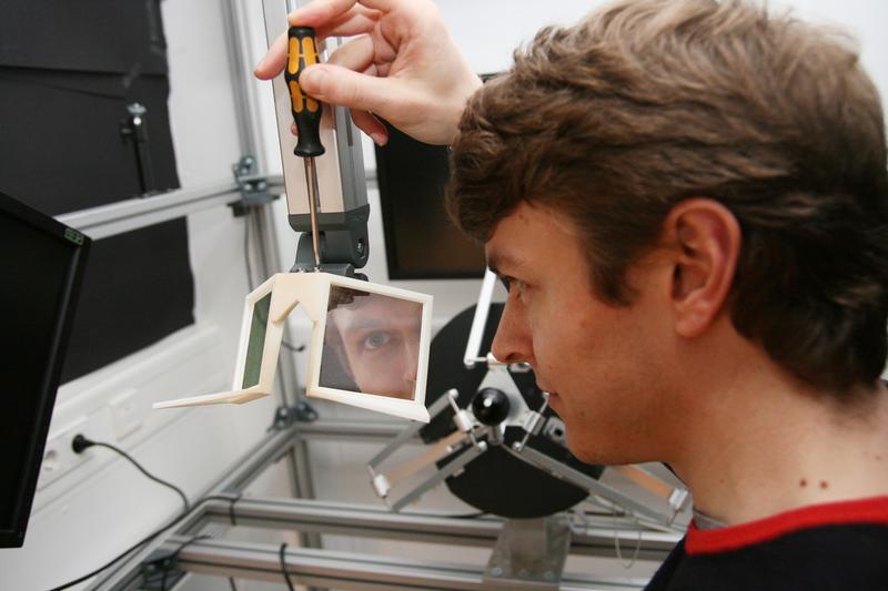 Dr. Pierre Morel richtet einen Versuchsaufbau mit Spiegeltechnik im Labor der Kognitiven Neurowissenschaften am DPZ ein. Auch für die Studie zur Bewegungsplanung wurde ein ähnlichen Aufbau verwendet.