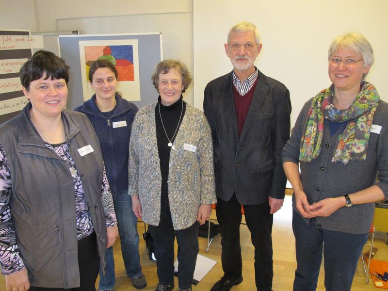 Prof. Dr. Andrea Tafferner (r.) und Bernd Mülbrecht luden zum Kontaktseminar ein. Im Rahmen eines zentralen Vortrags stellten Sr. Susanne Krendelsberger (Wien, v.l.), Sr. Anna Is