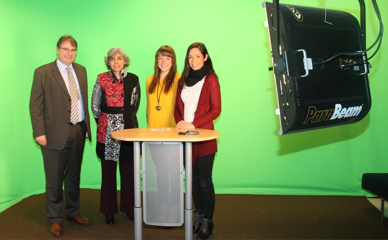 Prof. Dr. Águeda Benito und Prof. Dr. Stefan Stein mit Studentin Larissa Benz und Rafaela Pfeiffer, Leitung TV-Studio
