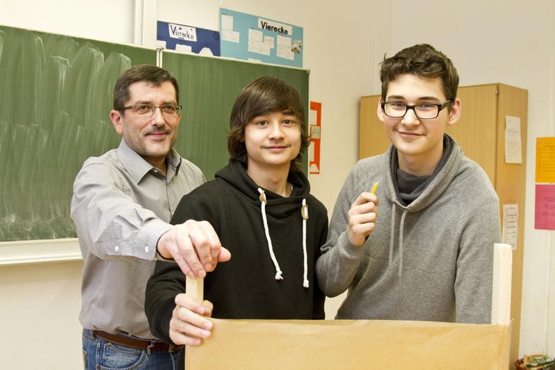 Heiko Hass, Sven Nguyen und Marco Kintzel (v.l.n.r.) von der 20. Oberschule Leipzig treten mit "Wärmedämmung durch Nudel" bei "Jugend forscht" an.